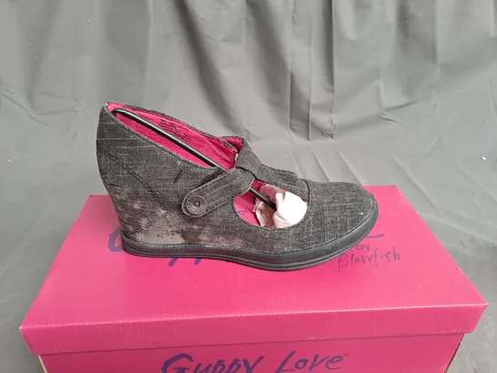 BOX OF APPROXIMATELY 10 PAIRS OF BLACK GUPPY LOVE WEDGE SHOES IN VARIOUS SIZES 