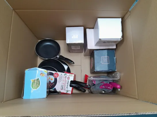 BOXED LOT OF APPROX. 14 HOUSEHOLD ITEMS TO INCLUDE FRYING PANS, CUSHION AND LED LIGHTS