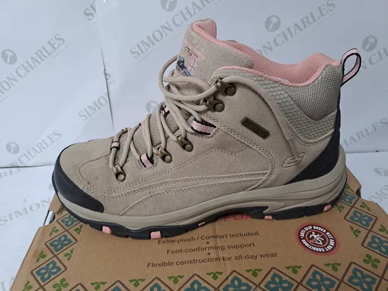 SKETCHERS WATERPROOF BOOT SIZE 8