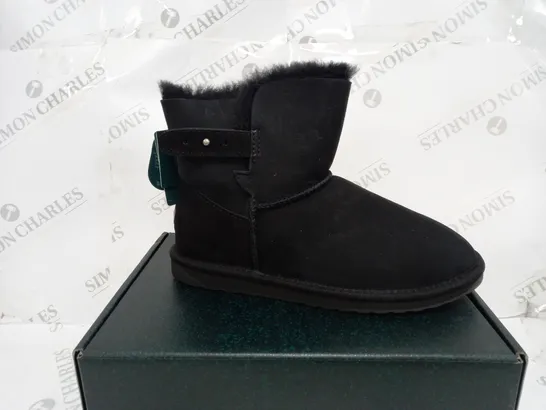 BOXED PAIR OF EMU AUSTRALIA SUMMERLANDS BOOTS BLACK SIZE 8