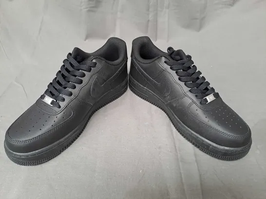 PAIR OF NIKE AIR FORCE 1 SHOES IN BLACK UK SIZE 7