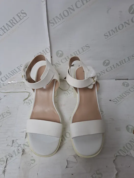 APPROXIMATELY 15 PAIRS OF BAGGED BLOCK HEEL OPEN TOE WHITE HEELS IN VARIOUS SIZES 