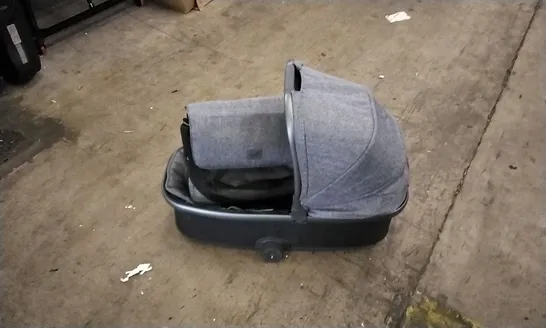 OYSTER 3 ZERO GRAVITY CARRYCOT IN GREY WITH CHANGING BAG