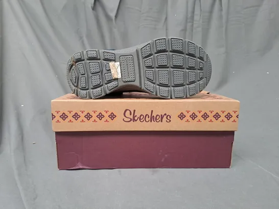 BOXED PAIR OF SKETCHERS EASY GOING BOOTS IN NAVY SIZE 3.5