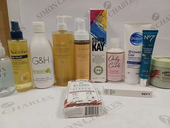 BOX OF APPROX 10 ASSORTED BEAUTY PRODUCTS TO INCLUDE ONLY CURLS CURL CREME, AVON DRY OIL SPRAY, NO.7 ADVANCED SERUM, ETC 