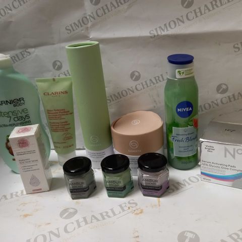 LOT OF APPROX 10 ASSORTED SKINCARE PRODUCTS TO INCLUDE CLARINS FOAMING CLEANSER, NO7 SERUM GLOW PADS, HYALURONIC ACID FACIAL SERUM, ETC