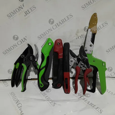 APPROXIMATELY 8 ASSORTED GARDENING TOOLS TO INCLUDE SHEARS, PRUNING SAW ETC. 