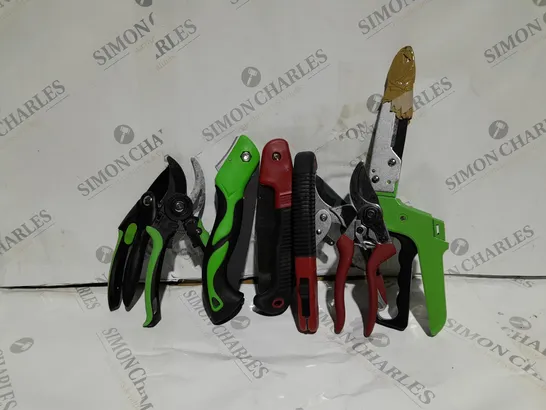 APPROXIMATELY 8 ASSORTED GARDENING TOOLS TO INCLUDE SHEARS, PRUNING SAW ETC. 