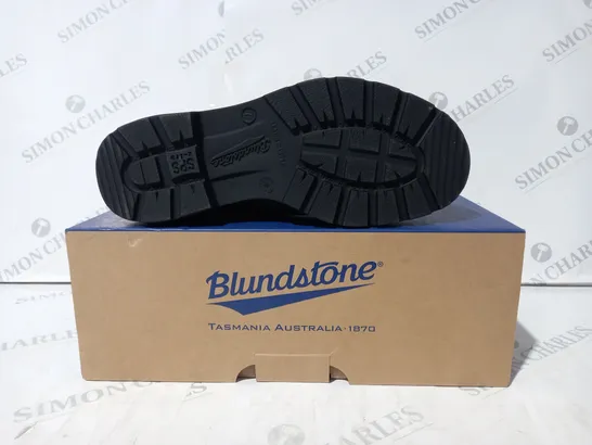 BOXED PAIR OF BLUNDSTONE ELASTIC SIDED BOOTS IN RUSTIC BLACK UK SIZE 7