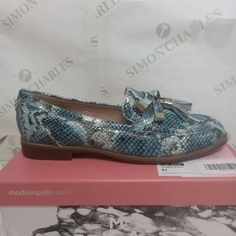 BOXED PAIR OF MODA IN PELLE SHOES IN DENIM SNAKE SIZE 8