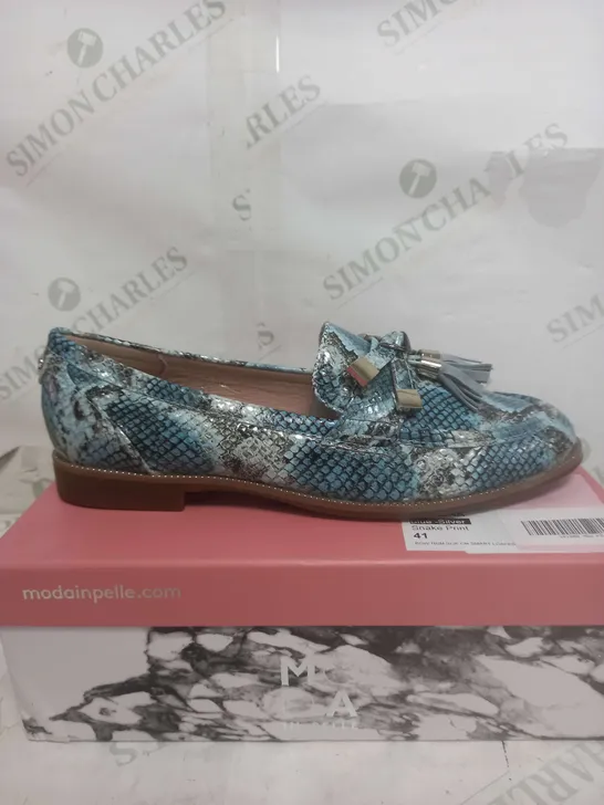 BOXED PAIR OF MODA IN PELLE SHOES IN DENIM SNAKE SIZE 8