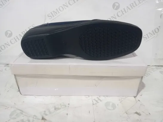 BOXED PAIR OF DESIGNER TEXTURED SLIP-ON COMFORT SHOES IN NAVY SIZE 6