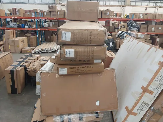 PALLET OF ASSORTED FURNITURE PARTS 