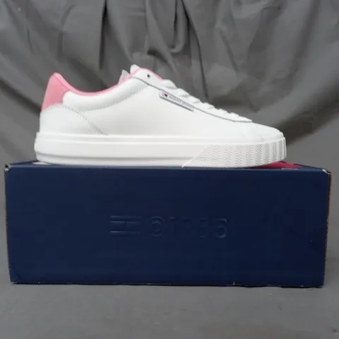 BOXED PAIR OF TOMMY JEANS SHOES IN WHITE/PINK UK SIZE 4