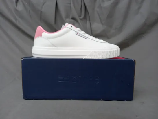 BOXED PAIR OF TOMMY JEANS SHOES IN WHITE/PINK UK SIZE 4