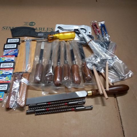 LOT OF ASSORTED TOOLS AND BLADED ITEMS TO INCLUDE CARVING SET, SLID METAL AXE AND HLLTI DRILL PIECES