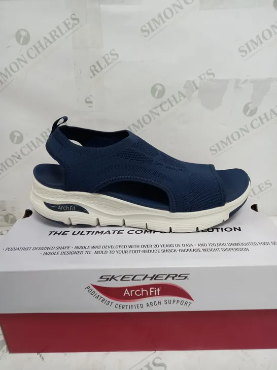 BOXED PAIR OF SKECHERS CITY CATCH SANDALS IN NAVY SIZE 7