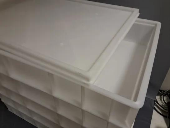 FIVE STACKABLE WHITE TRAYS WITH SINGLE LID