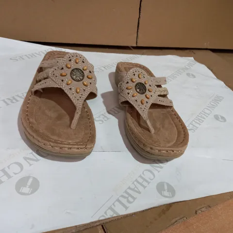 EARTH SPIRIT BEIGE LEATHER SANDALS SIZE 7