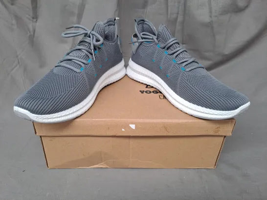 BOXED PAIR OF BXT YOGO FOAM CASUALS KNIT SHOES IN GREY SIZE 8