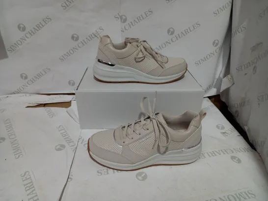 BOXED PAIR OF SKECHERS CREAM TRAINERS - SIZE 6