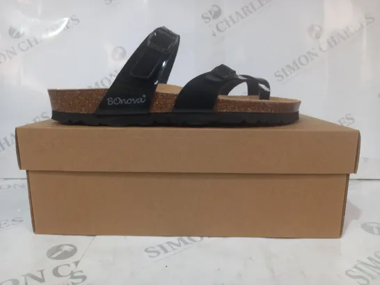 BOXED PAIR OF BONOVA SANDALS IN BLACK SIZE 6