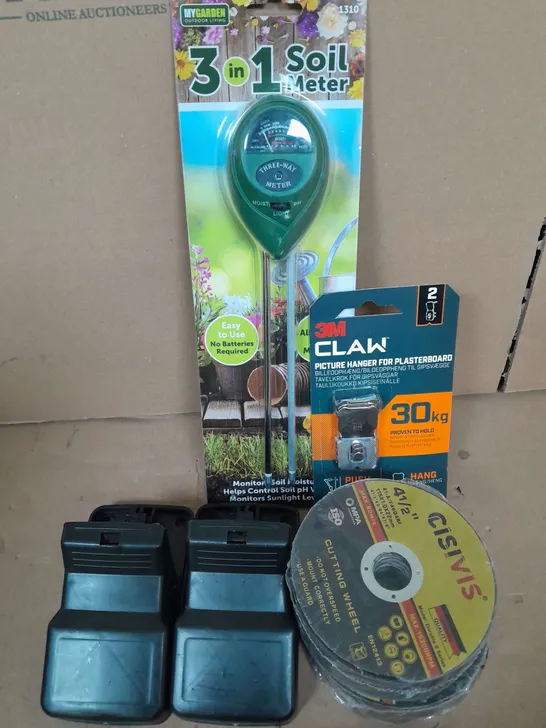 APPROXIMATELY 20 ASSORTED HOUSEHOLD ITEMS TOO INCLUDE SOIL METER - 3M CLAW - MOUSE TRAPS ETC 