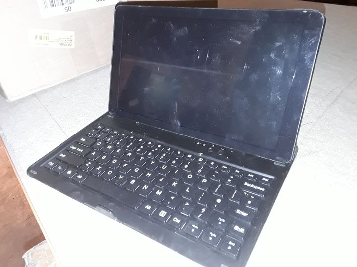 TABLET WITH DETACHABLE KEYBOARD MW1528 3194862Simon Charles Auctioneers