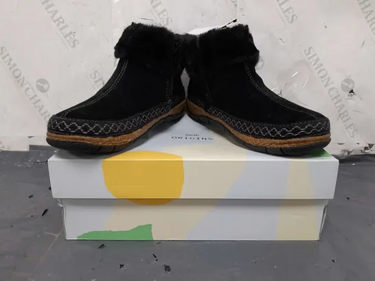 BOXED PAIR OF EARTH ORIGINALS EMMALYN BOOTIES IN BLACK SIZE 5