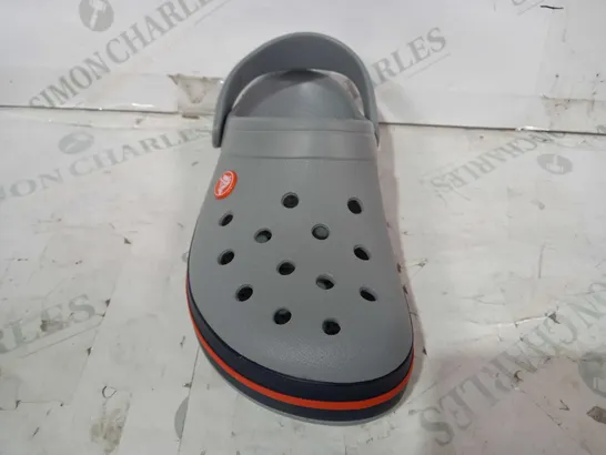 BOXED PAIR OF CROCS IN GREY/NAVY SIZE M6/W8