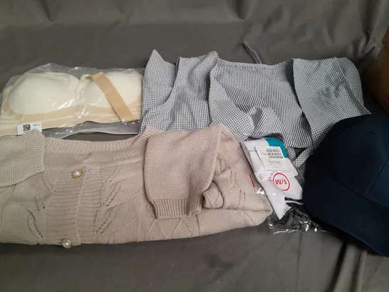 BOX OF APPROXIMATELY 15 ASSORTED CLOTHING ITEMS TO INCLUDE - HAT , SOCKS , TOP ETC