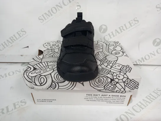 BOXED PAIR OF CLARKS ORBIT SPRINT KIDS SHOES IN BLACK UK SIZE 7.5