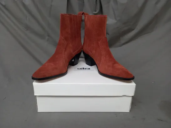 BOXED PAIR OF SOLEA FARES SUEDE ANKLE BOOTS IN BROWN EU SIZE 39