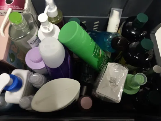 BOX OF APPROX 15 ASSORTED HEALTH AND BEAUTY ITEMS TO INCLUDE - GIVE ME SHAMPOO - THE BODY SHOP GINGER - GARNER PURE ACTIVE MICELLAR CLEANING WATER ETC