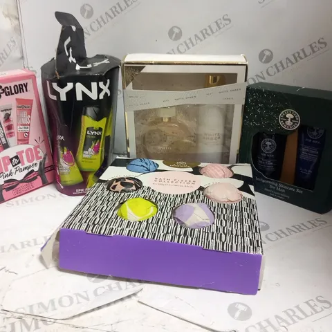 APPROXIMATELY 20 ASSORTED COSMETIC GIFT SETS 