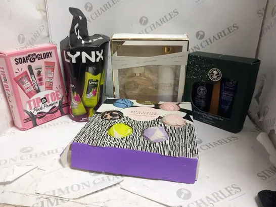 APPROXIMATELY 20 ASSORTED COSMETIC GIFT SETS 