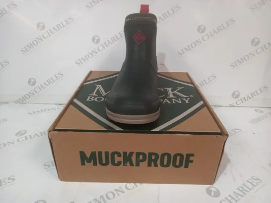 BOXED PAIR OF MUCK MOAW300 BOOTS IN GREEN UK SIZE 6