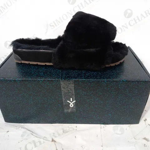 BOXED PAIR OF EMU OPEN TOE FLUFFY SLIPPERS IN BLACK SIZE W6/M7