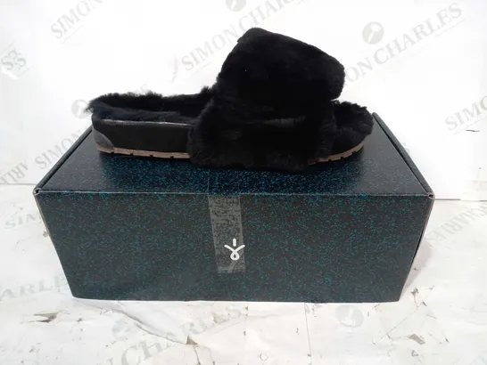 BOXED PAIR OF EMU OPEN TOE FLUFFY SLIPPERS IN BLACK SIZE W6/M7