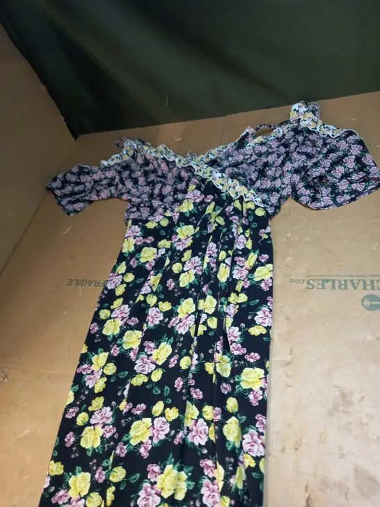 WOMENS OCCASSIONAL FLORAL DRESS SIZE 18