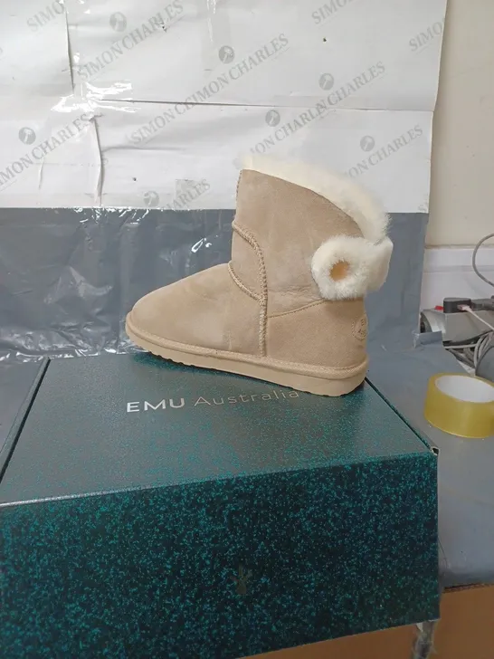 BOXED PAIR OF EMU AUSTRALIA SHEEPSKIN ANKLE HIGH BOOTS - TAN - SIZE 7 UK