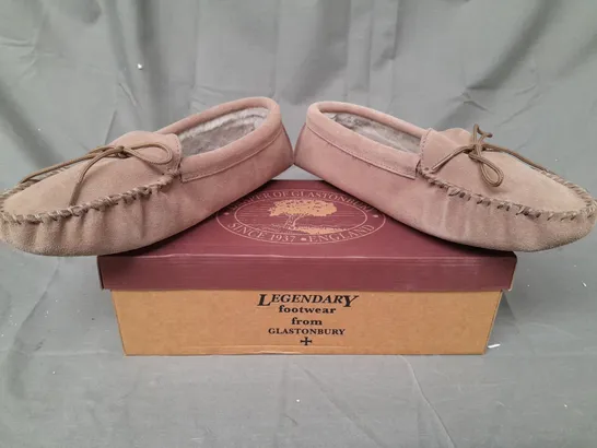 BOXED PAIR OF DRAPER OF GLASTONBURY SLIPPERS IN BROWN SIZE 9