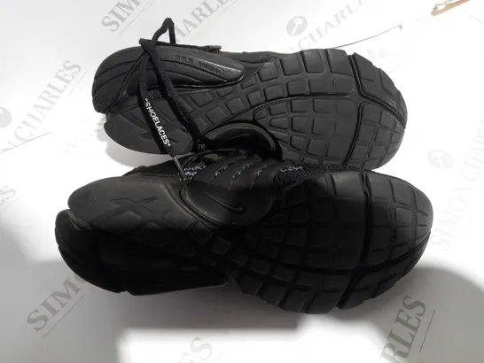 PAIR OF NIKE TRAINERS IN BLACK SIZE UNKNOW 