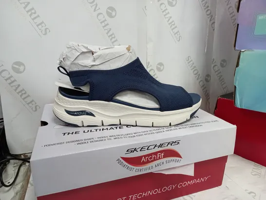 BOXED PAIR OF SKECHERS CITY CATCH SANDALS IN NAVY SIZE 5