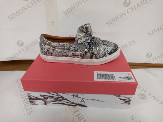 BOXED PAIR OF MODA IN PELLE SLIP ON SHOES - SIZE 39EU