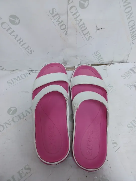 BOXED PAIR OF STRIVE SANDALS IN WHITE/PINK SIZE 7