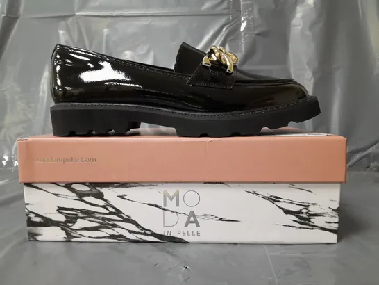 BOXED PAIR OF MODA IN PELLE CHUNKY LOAFERS IN BLACK W. GOLD EFFECT CHAIN SIZE 7