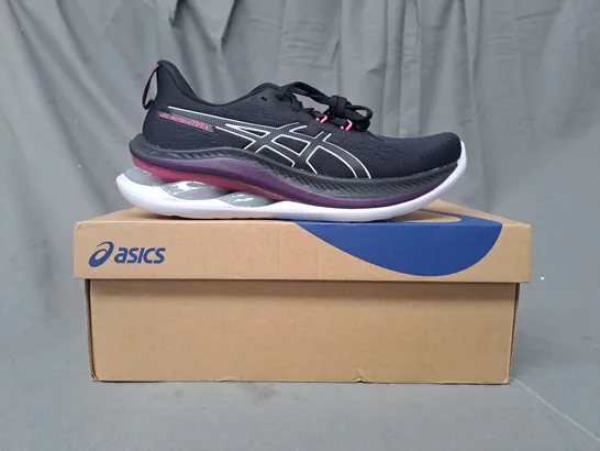 BOXED PAIR OF ASICS GEL-KINSEI MAX TRAINERS IN BLACK/PURPLE UK SIZE 5