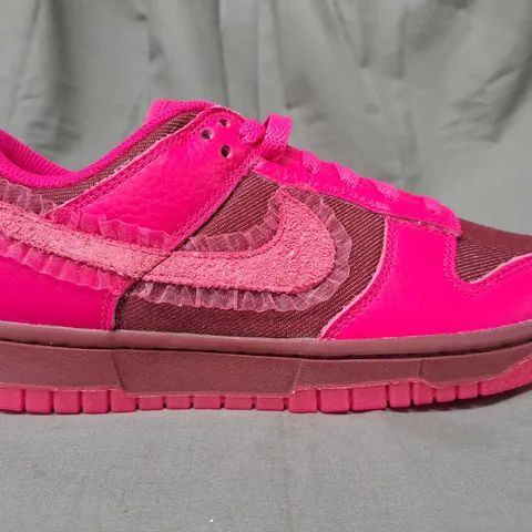 BOXED PAIR OF NIKE DUNK LOW SHOES IN PINK UK SIZE 5