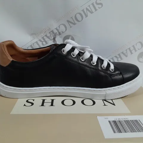 BOXED PAIR OF SHOON ECHO LEATHER TRAINERS IN BLACK - SIZE 7